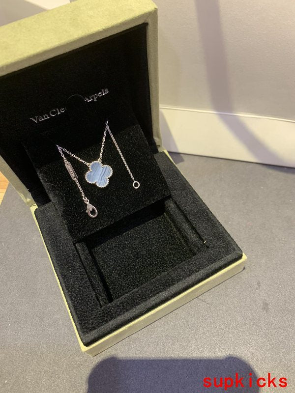 Front view of Van Cleef & Arpels unisex jewelry piece
