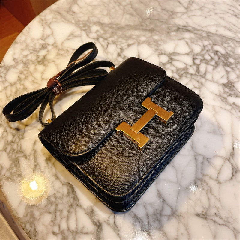  satchel close-up of hardware and finish
