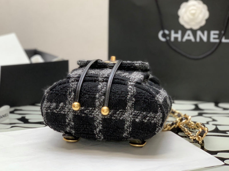 Zivas Charm Effortless Elegance Designer Handbag (Modern Wardrobe Staple) – Close-Up Detail