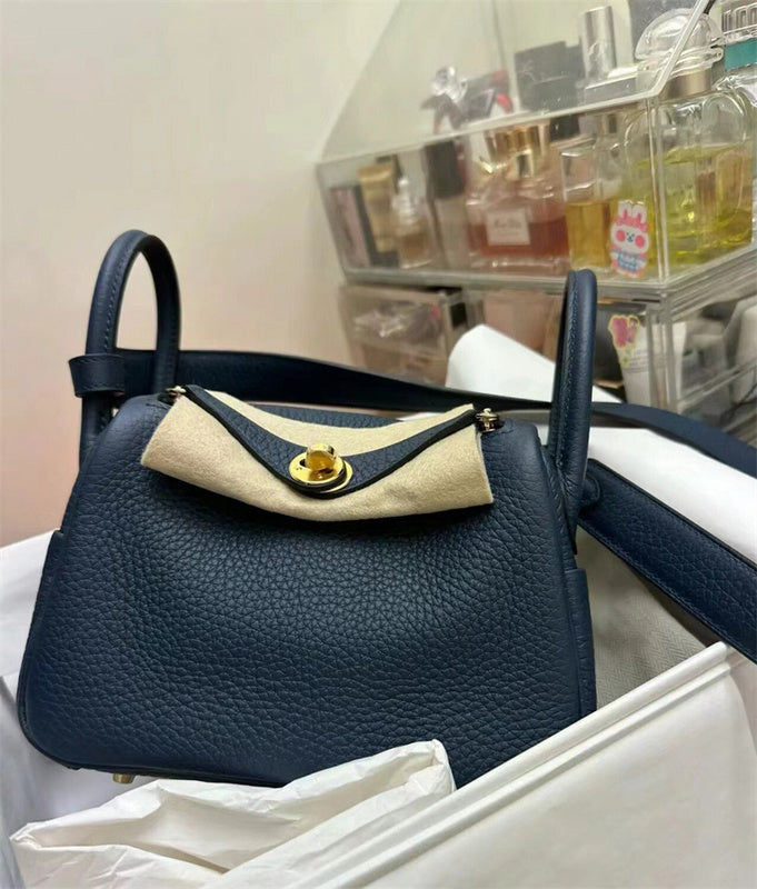 Streamlined handbag styled for everyday wear