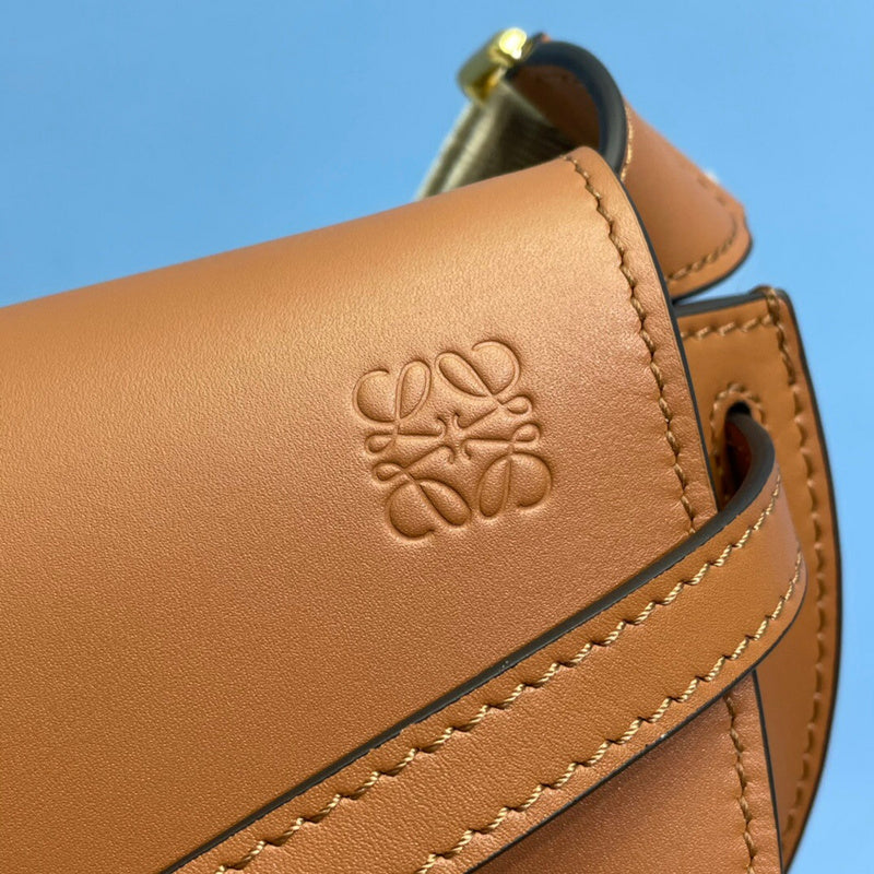 Ziva's Charm handbag – close-up view (Standard Size)