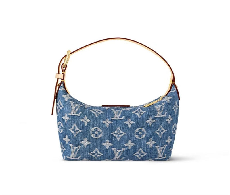  Refined tote bag carried on shoulder
