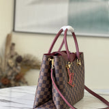  Essential handbag carried on shoulder