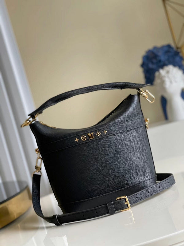Side profile of classic modern women's handbag – women's premium purse