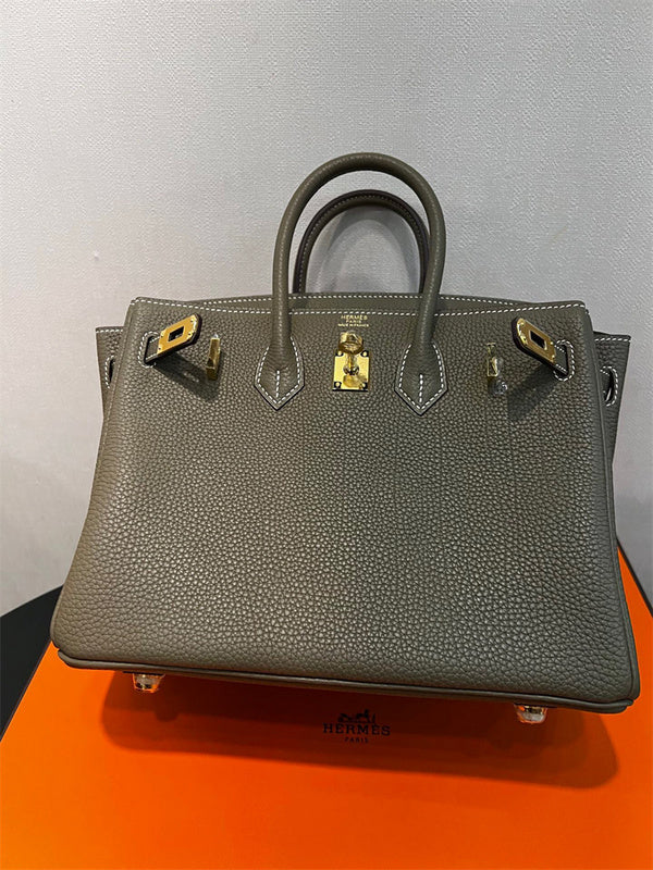  Minimalist carryall bag carried on shoulder