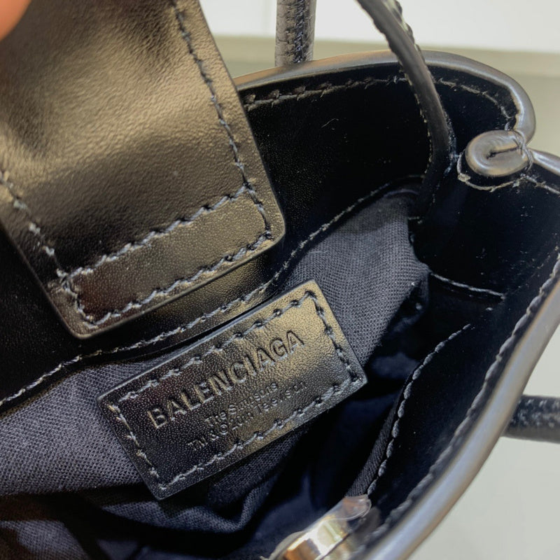 Refined Faux Leather Handbag - Everyday Elegance | Women's Luxury Handbag #987 - hardware and detail close-up (image 5) of designer-inspired handbag
