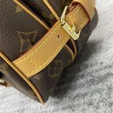  versatile shoulder bag detail view showing craftsmanship 8