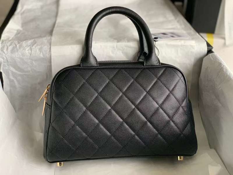 Zivas Charm Effortless Elegance Everyday Handbag (Statement-Ready Design) – Close-Up Detail