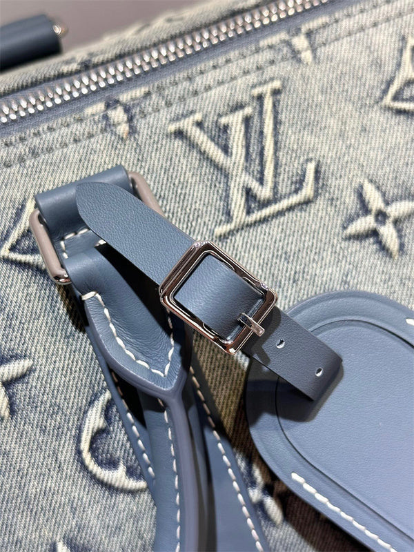  handbag close-up of hardware and finish