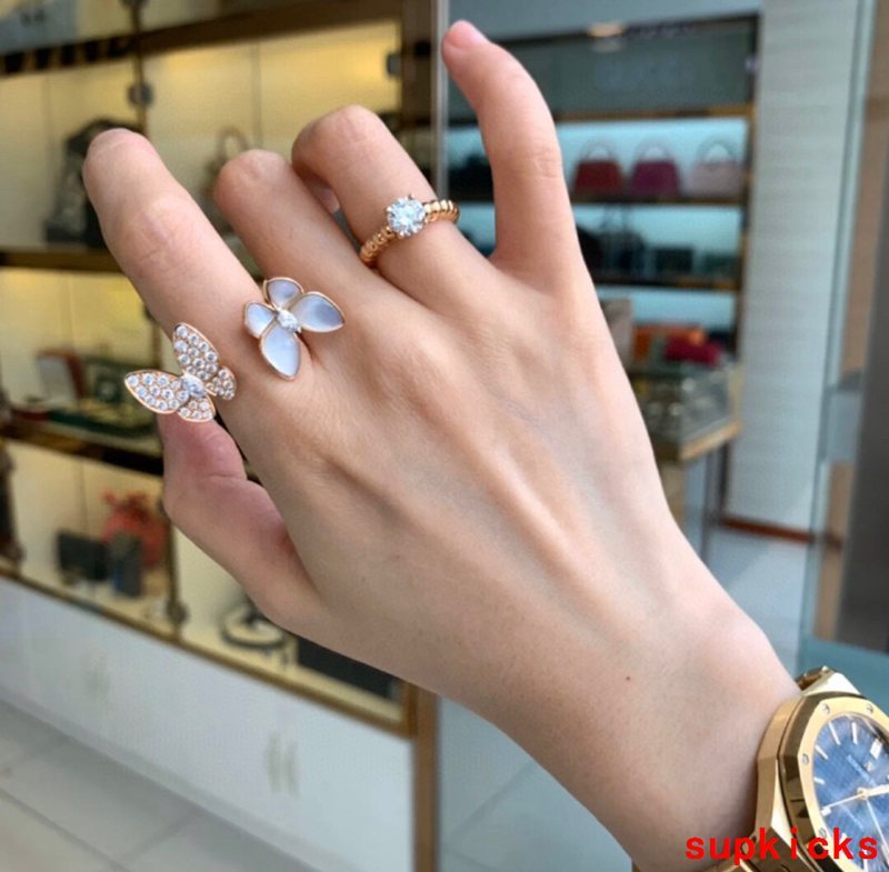 Side view of Van Cleef & Arpels unisex jewelry piece