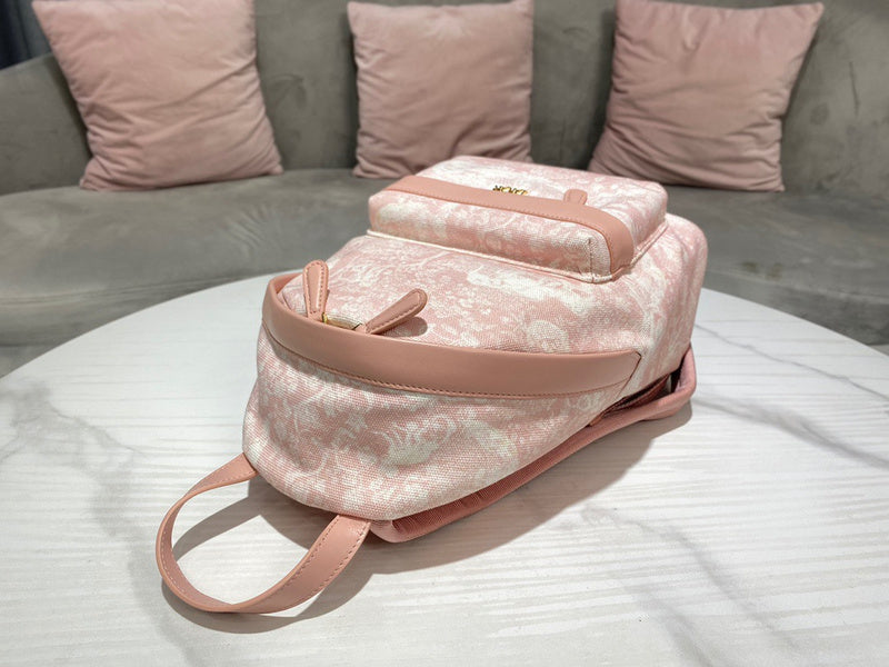 Handle and strap detail of classic refined women's handbag – women's premium purse