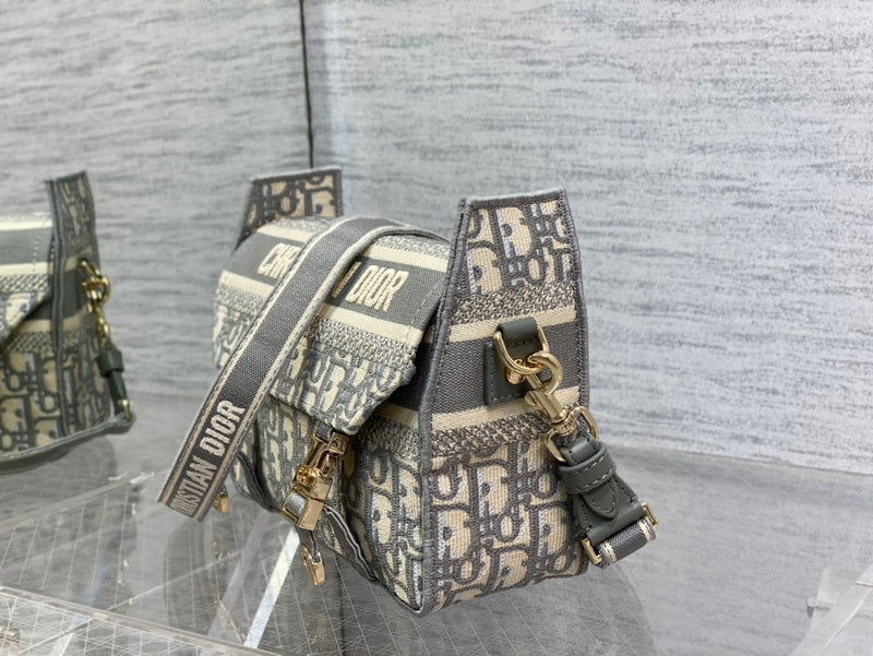 Handle and strap detail of sleek refined women's handbag – women's statement bag