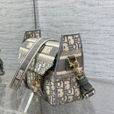 Handle and strap detail of sleek refined women's handbag – women's statement bag