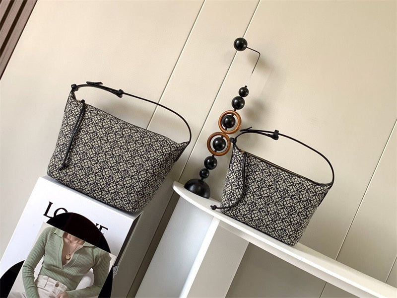 Ziva's Charm handbag – detail view (21cm*17cm*13cm)