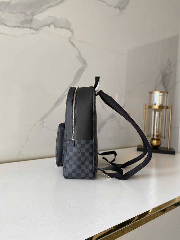 Handle and strap detail of premium modern women's handbag – women's designer-style accessory