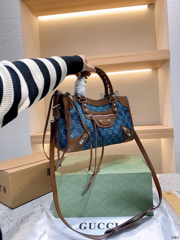 Ziva's Charm handbag – product shot (one versatile size)