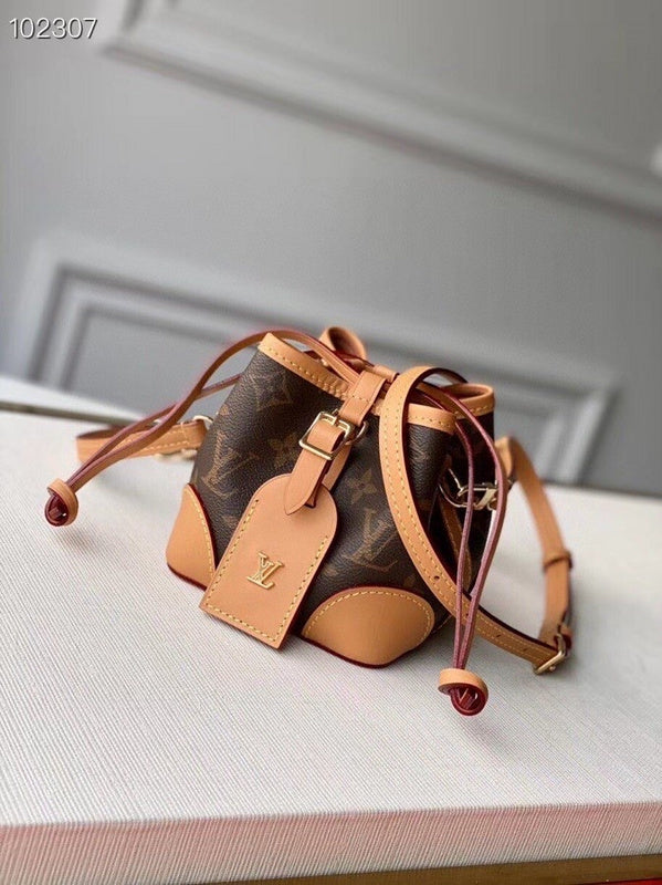 Side profile of polished modern women's handbag – women's everyday handbag
