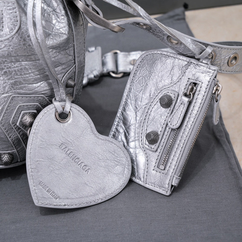 Zivas Charm Contemporary Flair Statement Handbag (Timeless Wardrobe Addition) – Interior View 2