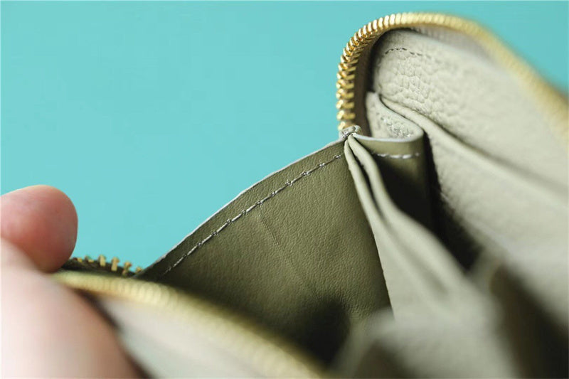  Minimalist crossbody bag carried on shoulder 10