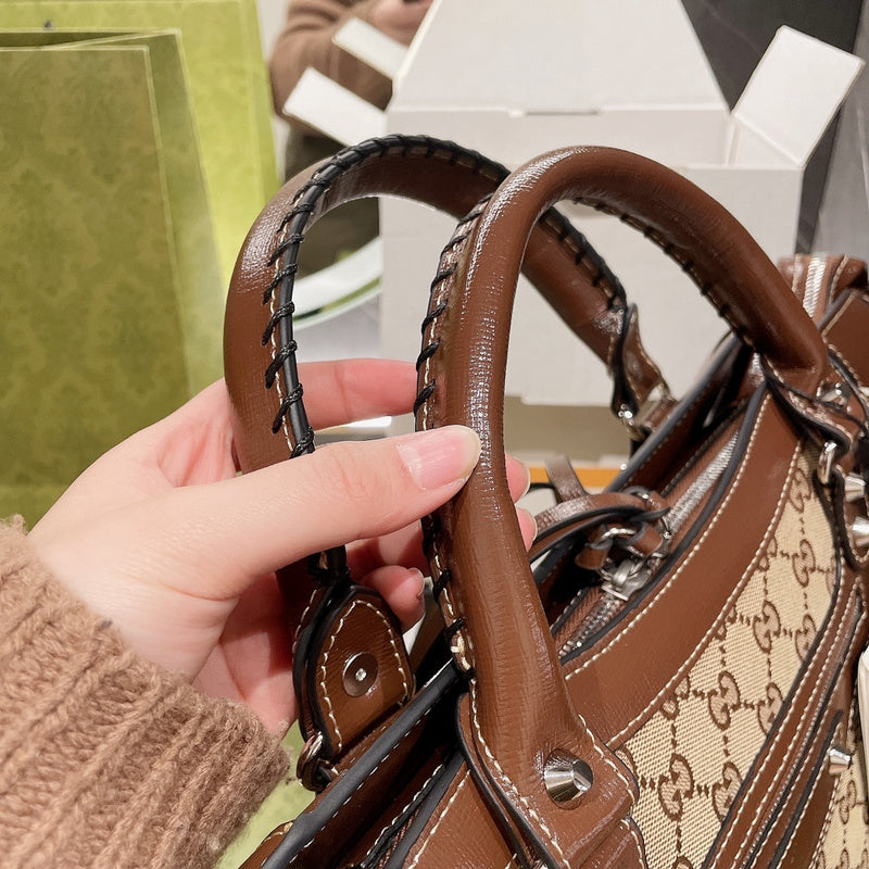 Ziva's Charm handbag – close-up view (one versatile size)