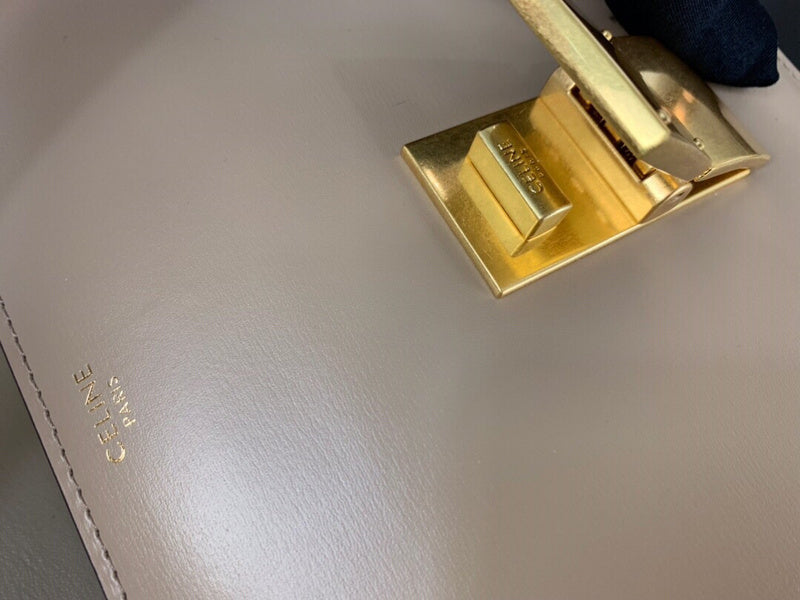 Side profile of modern classic women's handbag – women's luxury accessory