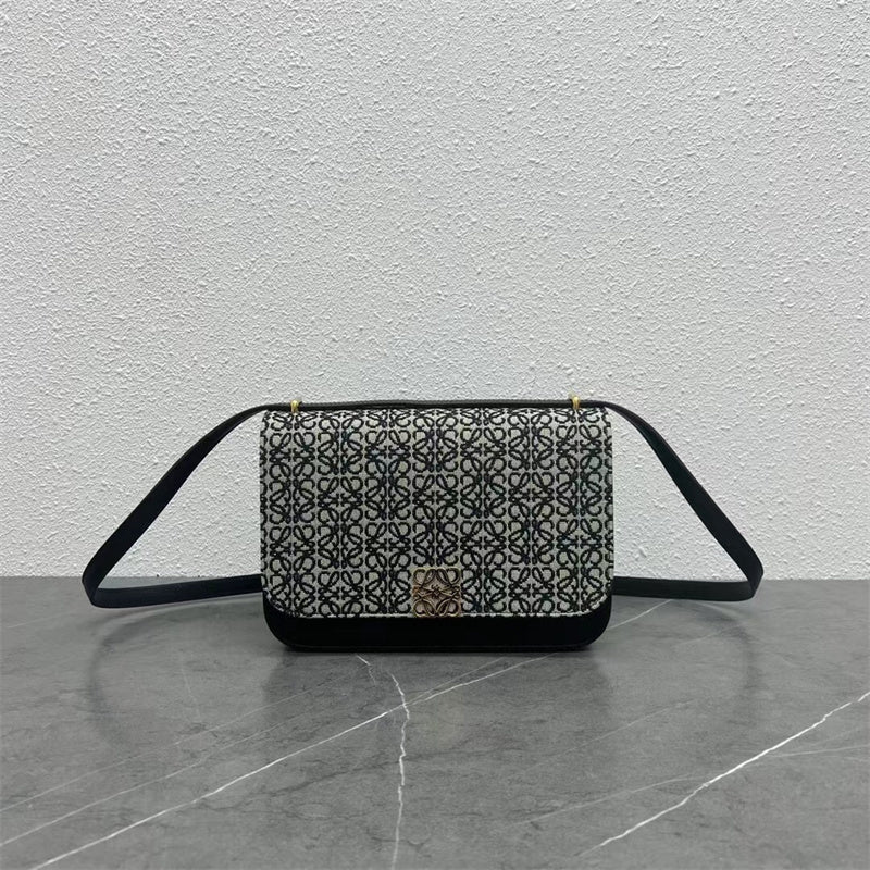 Ziva's Charm handbag – detail view (22.5cm*6.5cm*15.5cm)