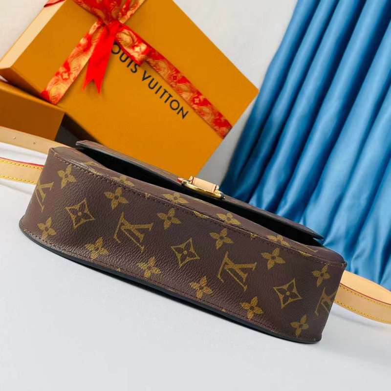 Handle and strap detail of chic signature women's handbag – women's everyday handbag