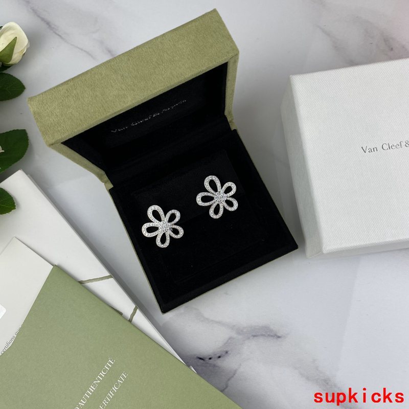 Close-up detail view of Van Cleef & Arpels unisex jewelry piece