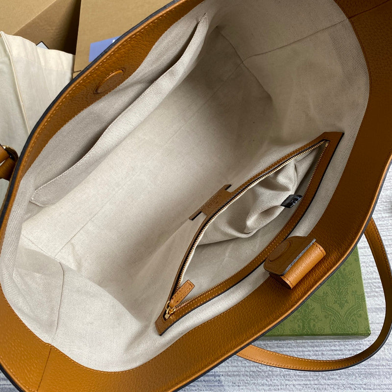 Side profile of chic refined women's handbag – women's everyday handbag