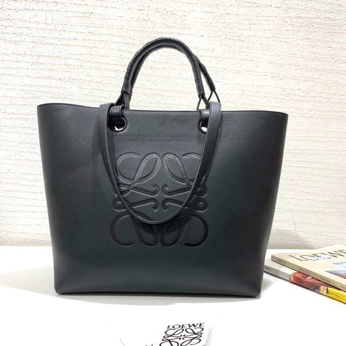 Ziva's Charm handbag – full view (29cm*25cm*14cm)