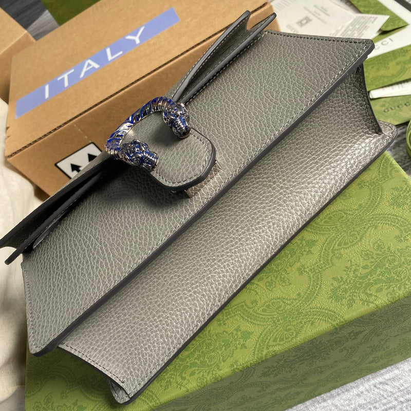 Handle and strap detail of chic refined women's handbag – women's everyday handbag