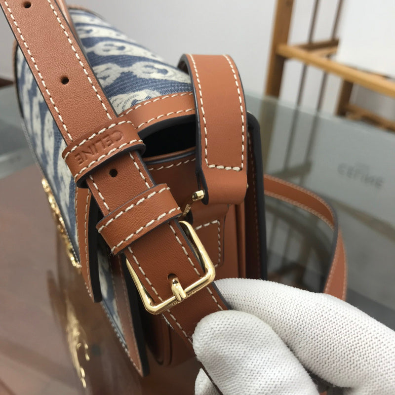 Handle and strap detail of modern premium women's handbag – women's luxury accessory