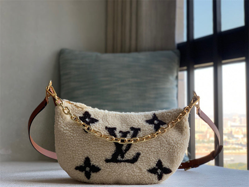  signature shoulder bag styled with outfit 12