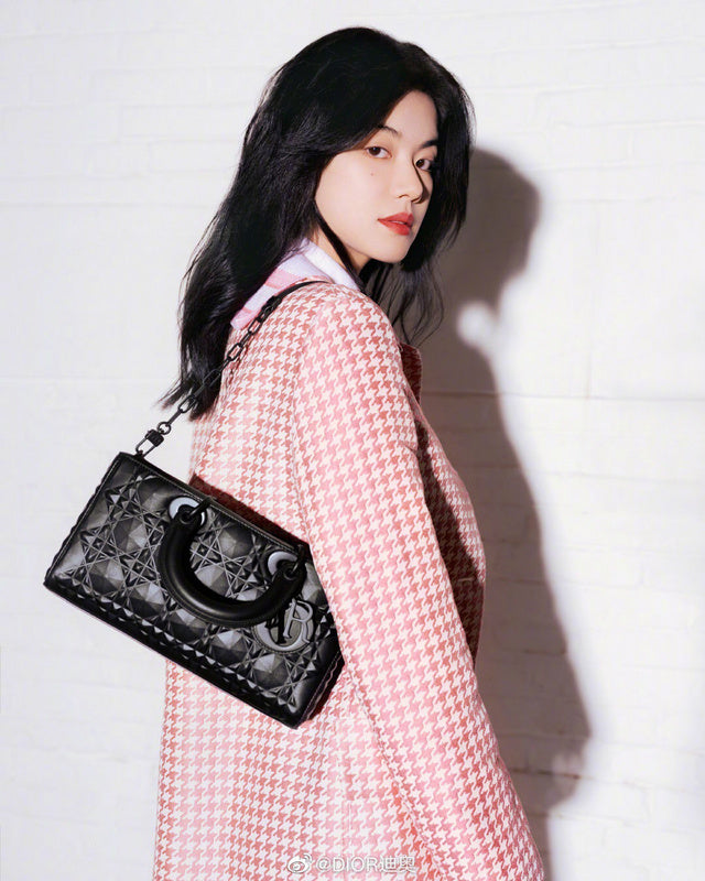 Side profile of elevated modern women's handbag – women's luxury accessory