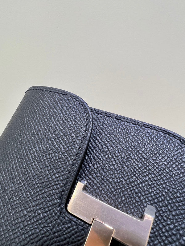 Effortless handbag styled for everyday wear