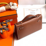  Effortless tote bag carried on shoulder 10