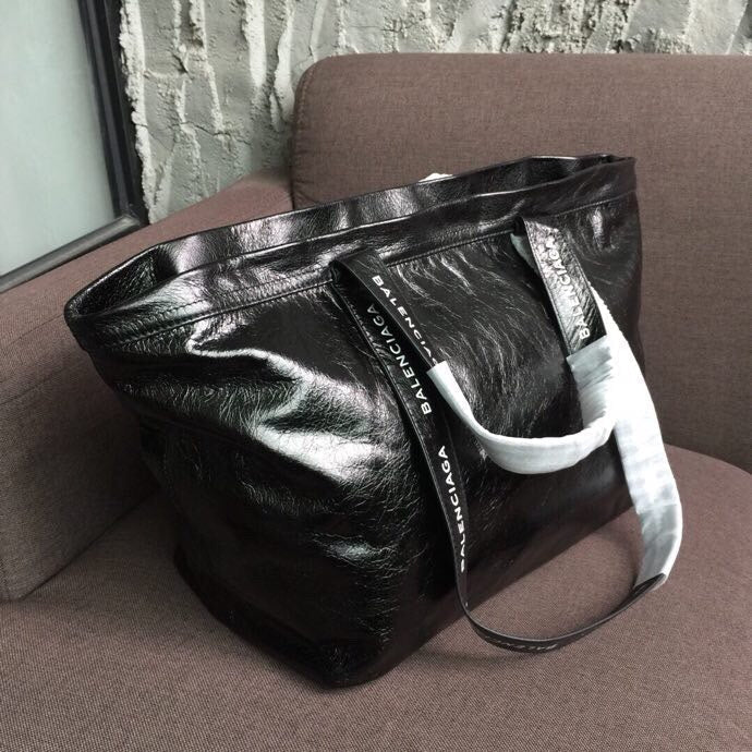 Refined Vegan Leather Handbag - Signature Hardware Accents | Women's Fashion Handbag #948 - close-up detail shot (image 3) of designer-inspired handbag