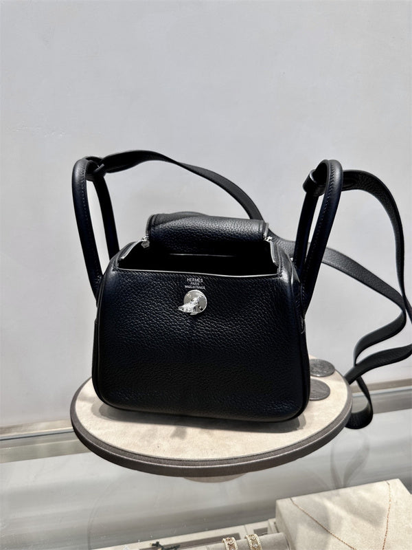  Graceful tote bag carried on shoulder