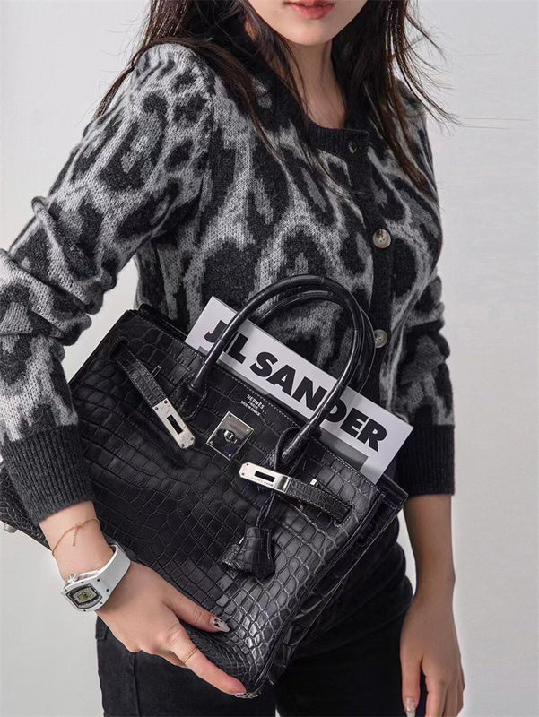  Refined shopper bag carried on shoulder