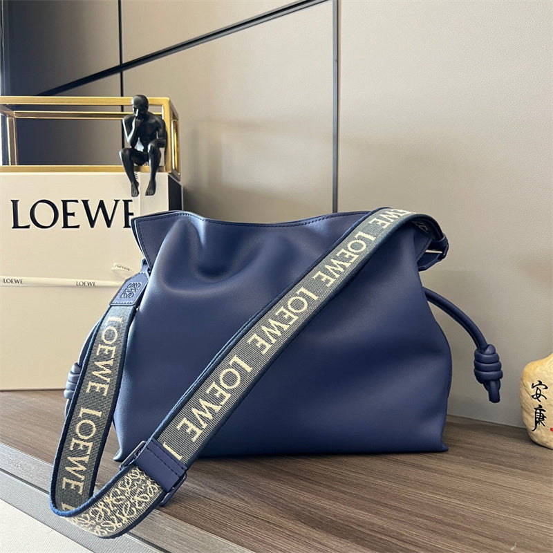 Ziva's Charm handbag – detail view (30cm*24.5cm*10.5cm)