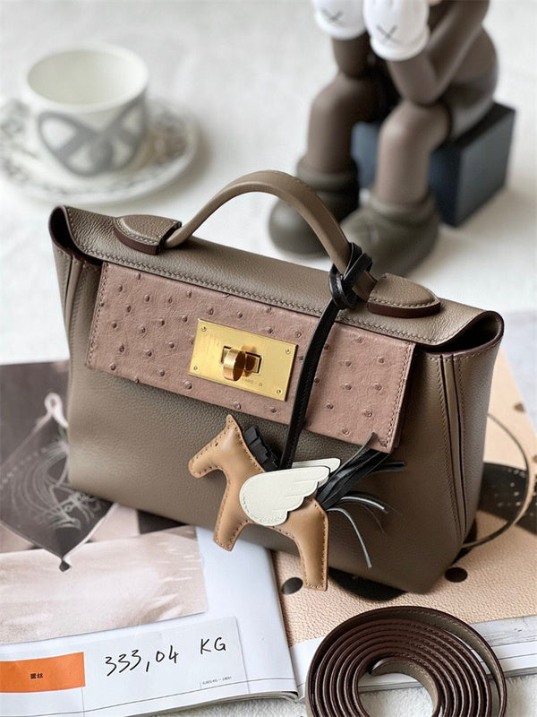  Tailored everyday bag front view