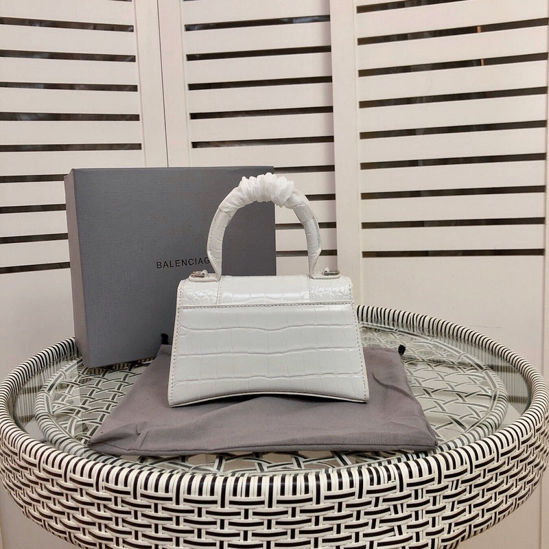 Close-up detail of everyday-luxe premium women's handbag – women's premium purse
