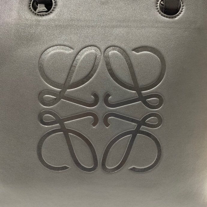 Ziva's Charm handbag – detail view (29cm*25cm*14cm)
