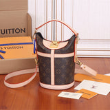  Understated shoulder bag front view