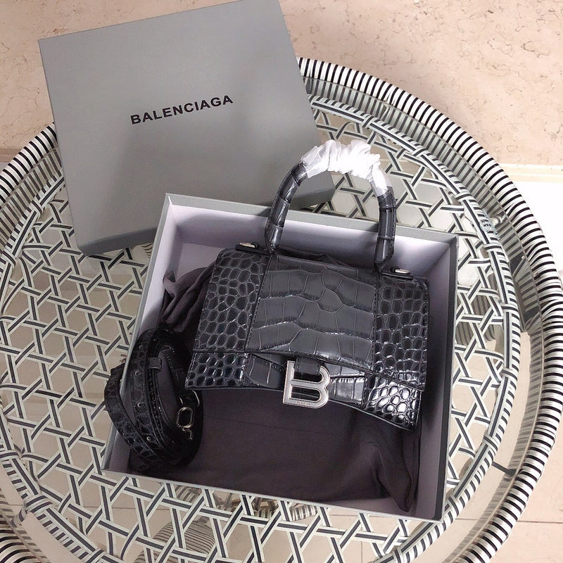 Side profile of everyday-luxe modern women's handbag – women's luxury handbag
