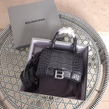 Side profile of everyday-luxe modern women's handbag – women's luxury handbag