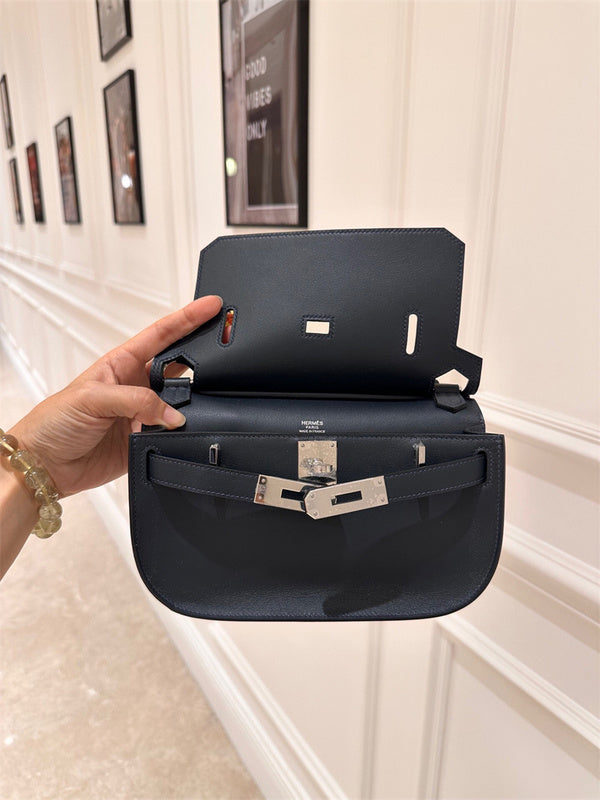  satchel interior and compartment view 9