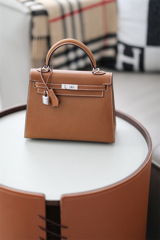  Versatile shopper bag carried on shoulder