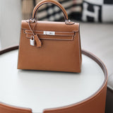  Versatile shopper bag carried on shoulder