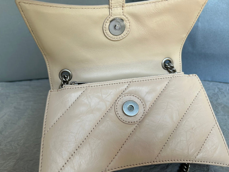 Zivas Charm Contemporary Flair Statement Handbag (Effortless Style Upgrade) – Detail View